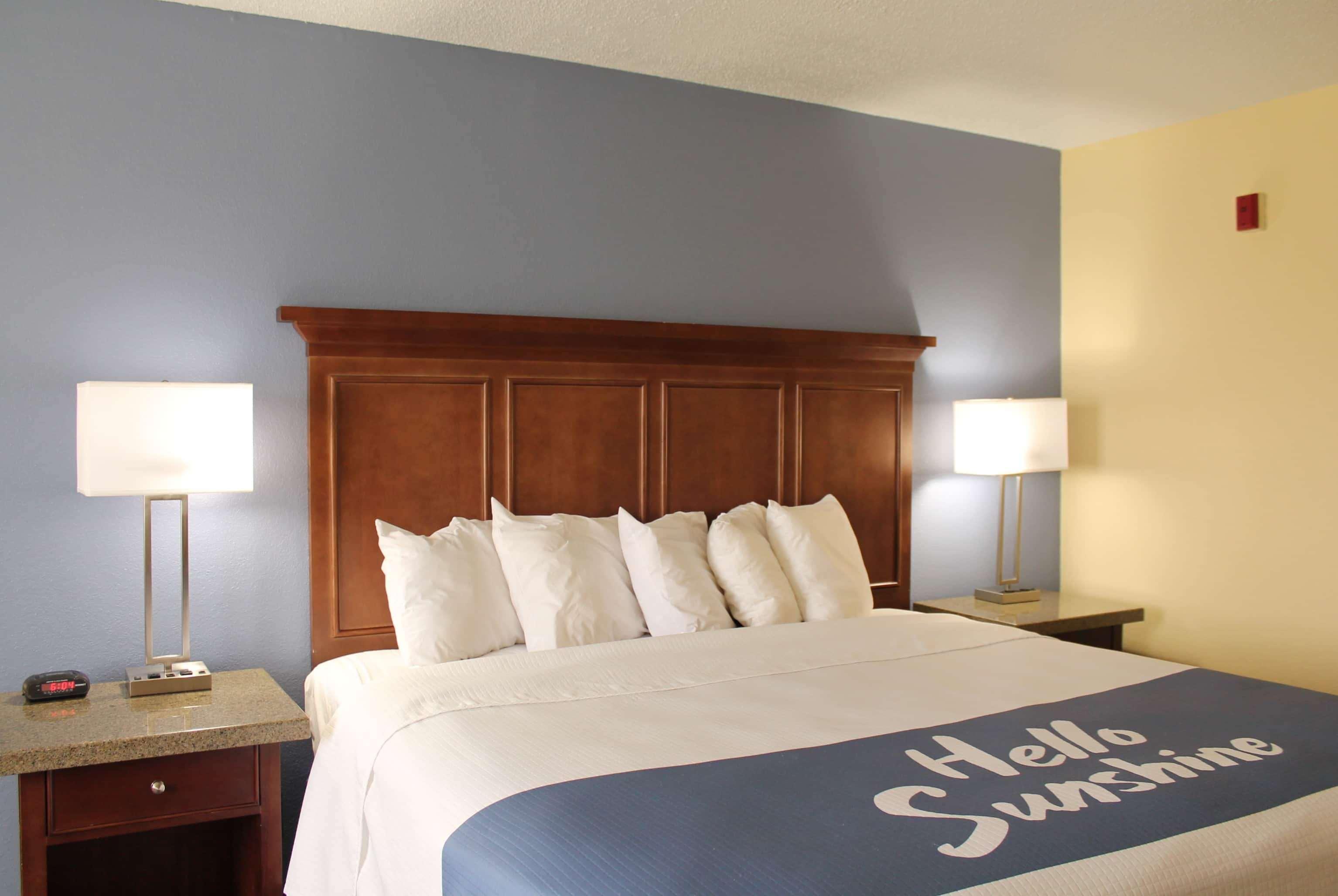 Days Inn By Wyndham Batavia Ohio Exterior photo
