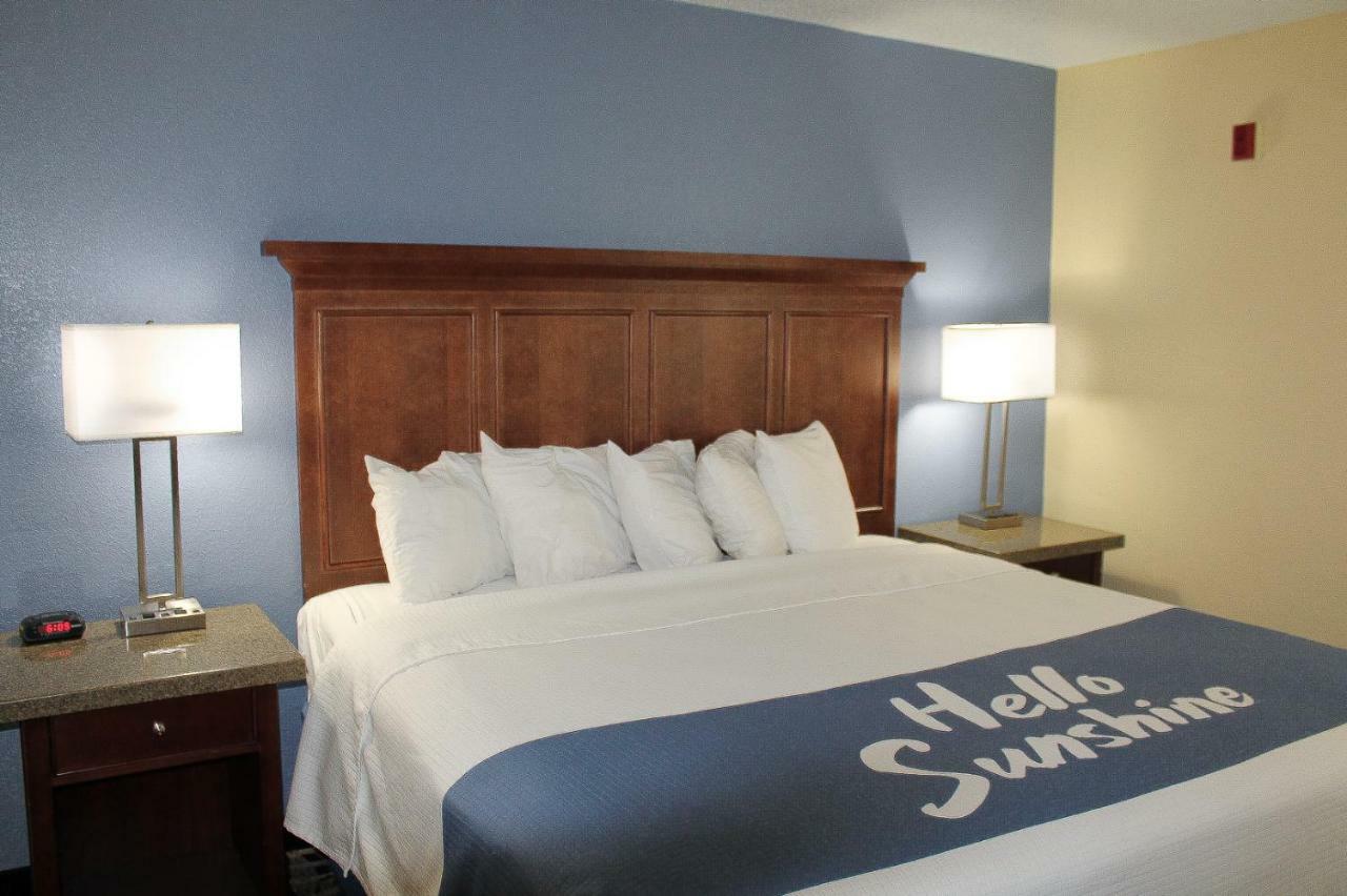 Days Inn By Wyndham Batavia Ohio Exterior photo